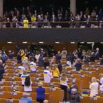 Евродепутатите аплодират Зеленски