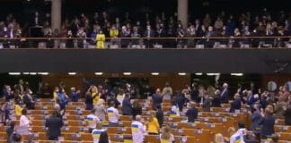 Евродепутатите аплодират Зеленски
