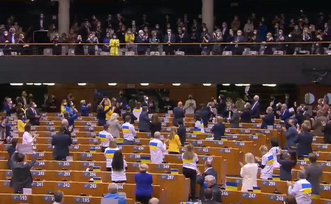 Евродепутатите аплодират Зеленски