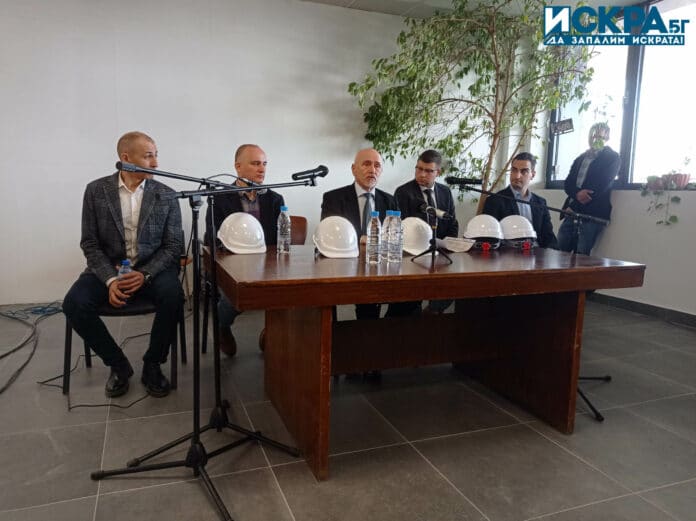 (от ляво надясно) Инж. Златин Крумов, Божидар Костадинов, Николай Събев, Атанас Михнев и Радослав Василев