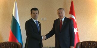 (от ляво надясно) Кирил Петков и Реджеп Тайип Ердоган