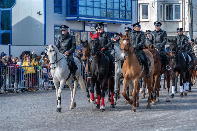 Конни полицаи в София