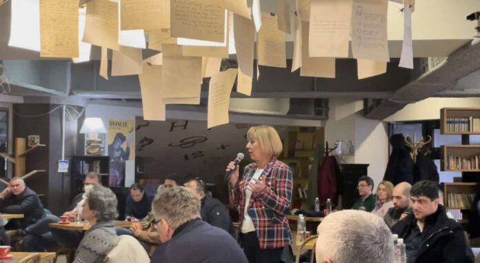 Мая Манолова