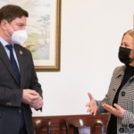 Н.Пр. г-н Роб Диксън и министър Надежда Йорданова