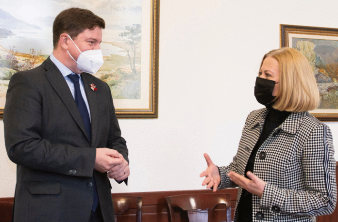 Н.Пр. г-н Роб Диксън и министър Надежда Йорданова