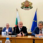 Николай Събев (в черно)