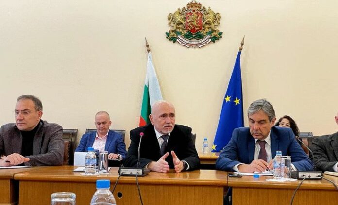 Николай Събев (в черно)