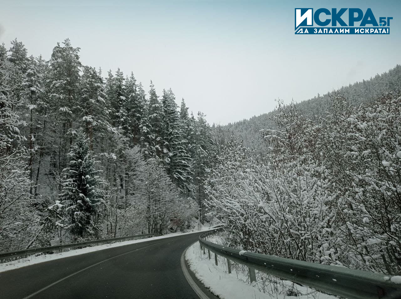 Зимата настъпи с пълна сила в област Смолян където снегонавяванията