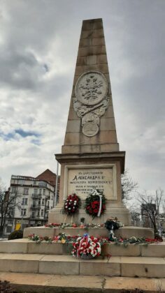 Поднасяне на венци и цветя пред Руския паметник в София