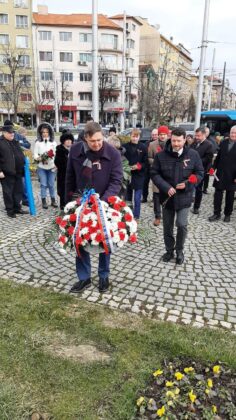 Поднасяне на венци и цветя пред Руския паметник в София