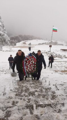 Полагане на венци и цветя на Шипка