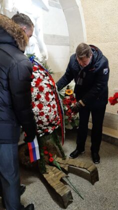 Полагане на венци и цветя на Шипка