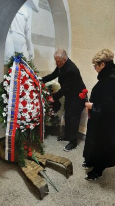 Полагане на венци и цветя на Шипка