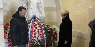 Полагане на венци и цветя на Шипка