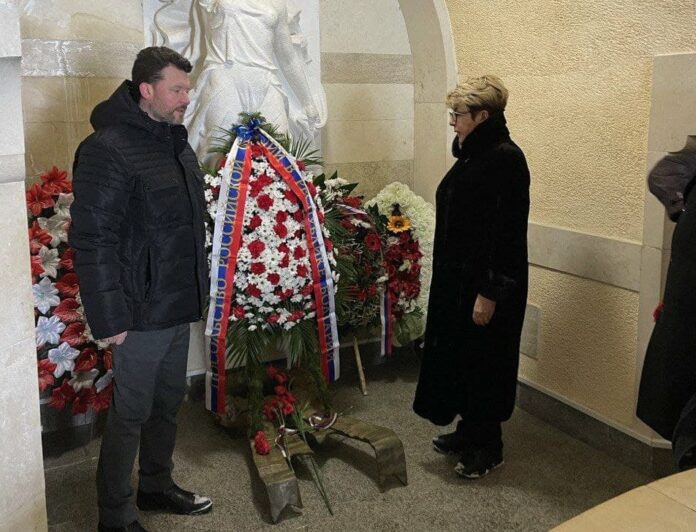 Полагане на венци и цветя на Шипка