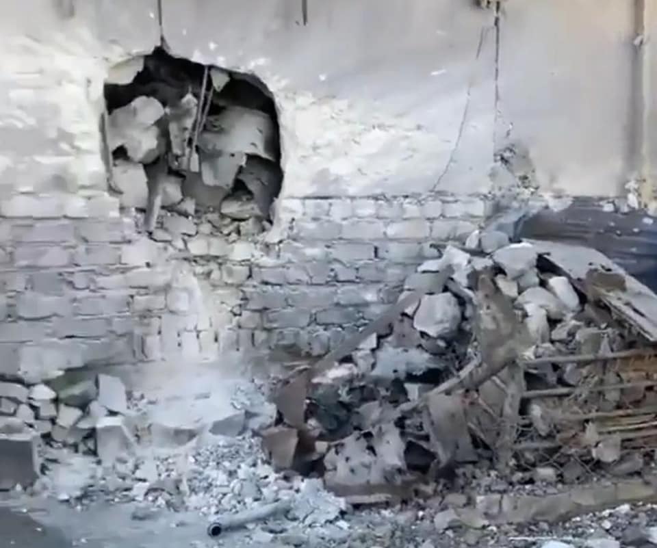 От малка неописуема къща в тежко бомбардирано село в Източна