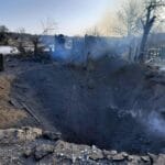 Ров от паднала ракета в Украйна