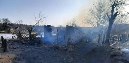 Ров от паднала ракета в Украйна