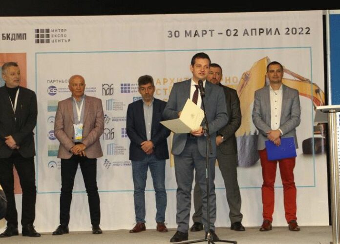 Стефан Аспарухов (на микрофона)