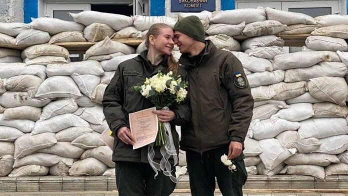 Сватба на фона на войната