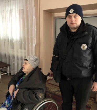 Украински полицаи и възрастна жена