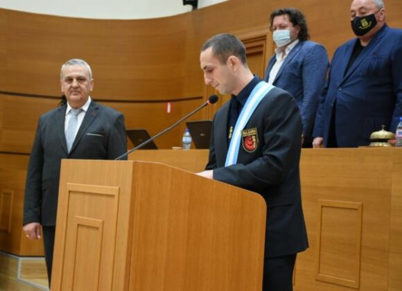 Валери Димитров (на микрофона)