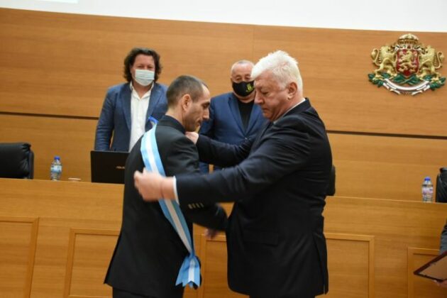 Здравко Димитров (на преден план, вдясно) награждава Валери Димитров