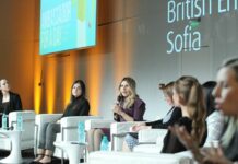 Велислава Петрова (на микрофона)