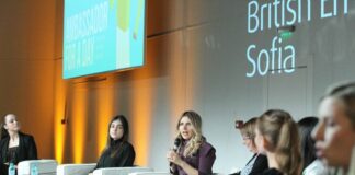 Велислава Петрова (на микрофона)