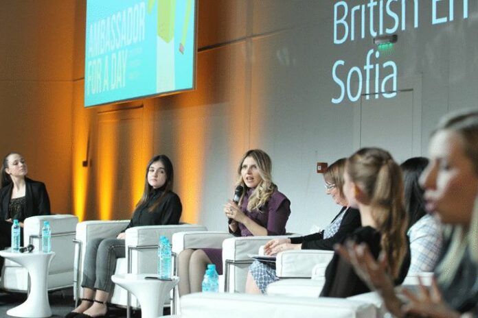 Велислава Петрова (на микрофона)