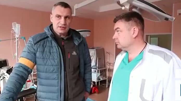 Виталий Кличко и украински лекар