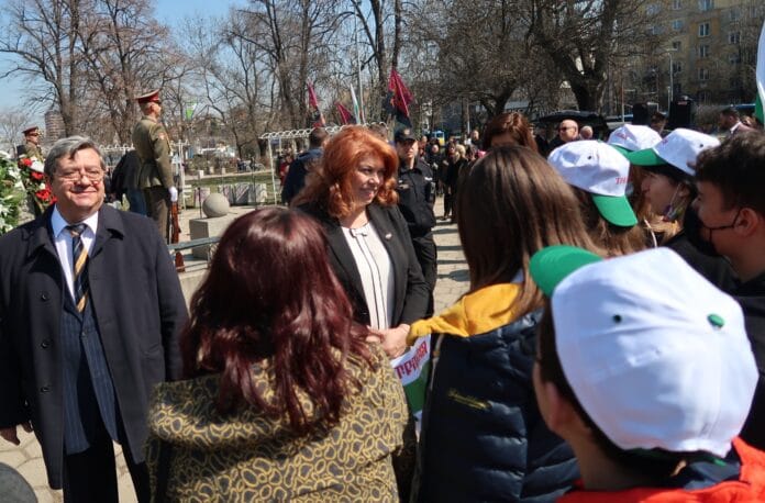 Вицепрезидент Илияна Йотова