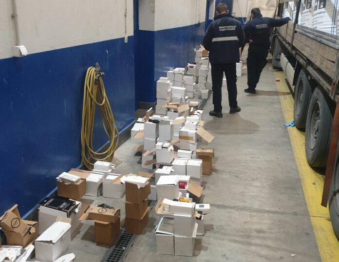 Задържани кашони с парфюми