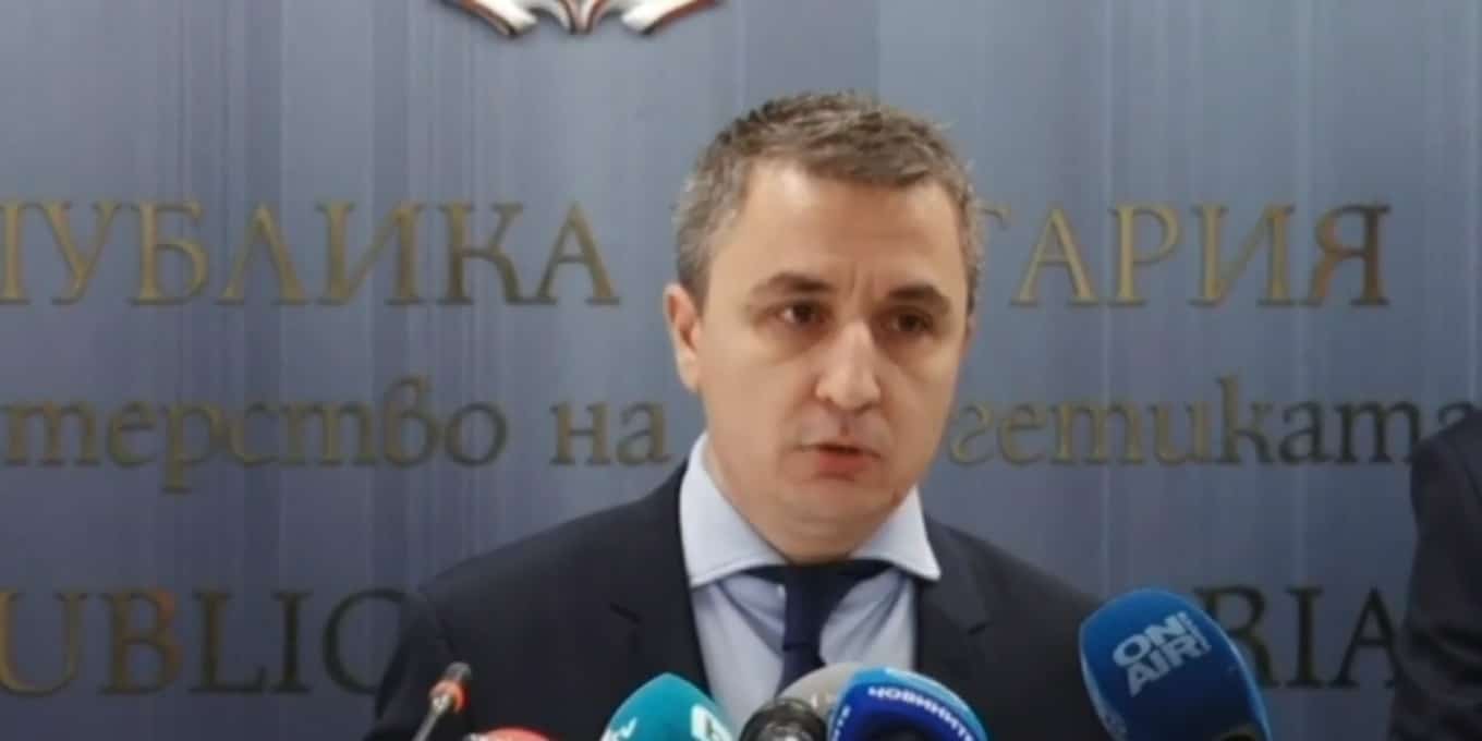 Бившият министър на енергетиката Александър Николов беше обвинен в нанесени