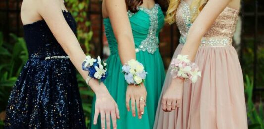 Бал, абитуриентки