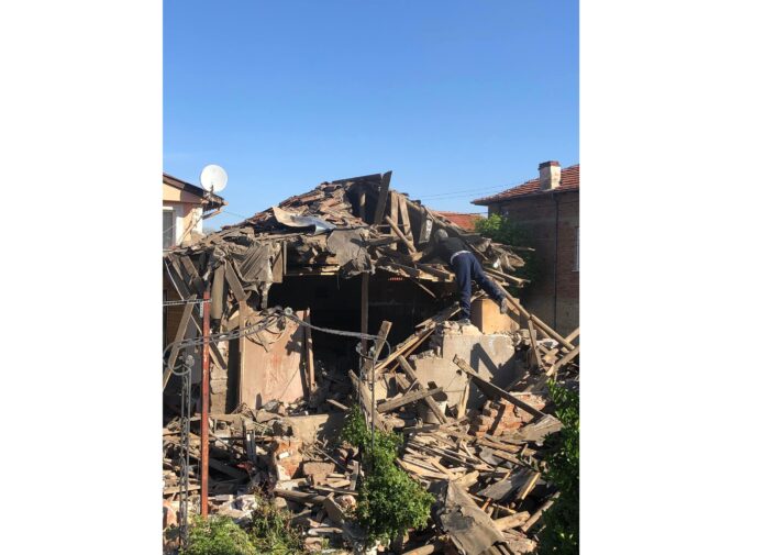 Разрушена къща в Брестовица