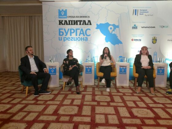 (от ляво надясно) Андрей Рекалов, Борислава Габровска, водещ, Весна Балтина