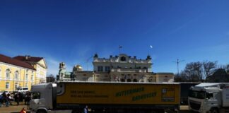 Камиони пред НС