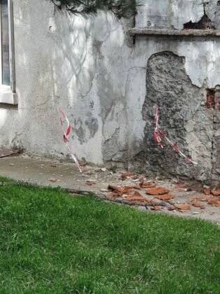 Рушащата се сграда