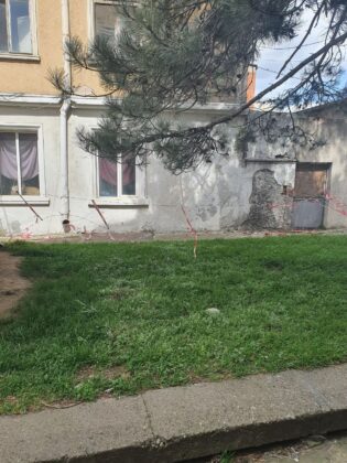 Рушащата се сграда