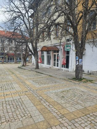 Рушащата се сграда