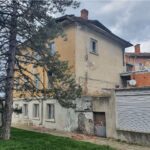 Рушащата се сграда