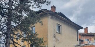 Рушащата се сграда