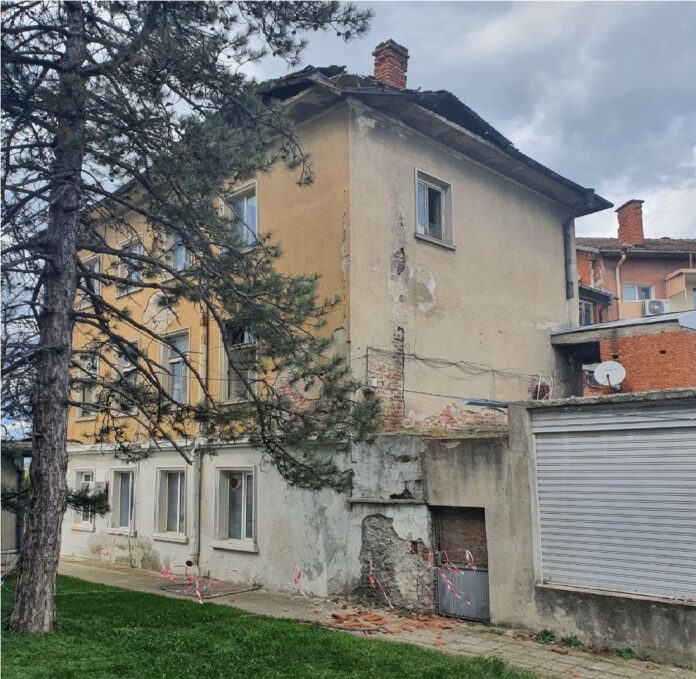 Рушащата се сграда