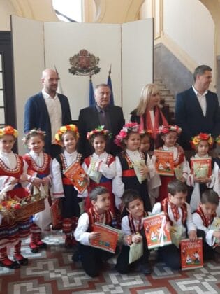 Лазарки от детска градина "Златното ключе"