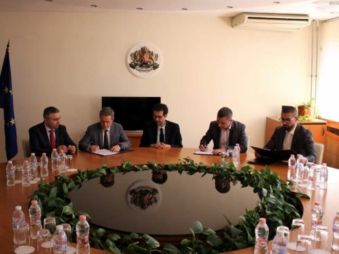 Подписване на договор