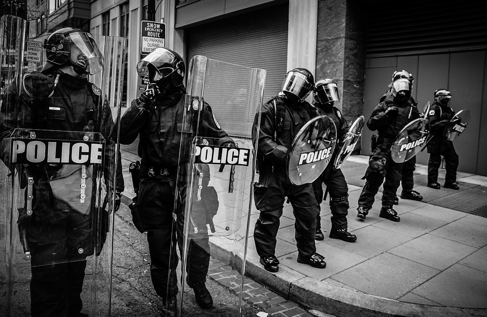 Полицията за борба с безредиците в Грузия използва сълзотворен газ