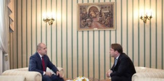 Президентът Румен Радев и комисар Оливер Верхеи