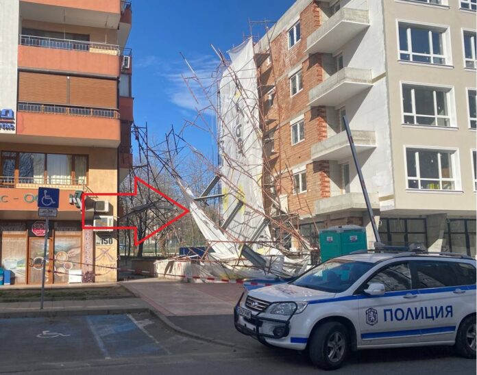 Паднало скеле