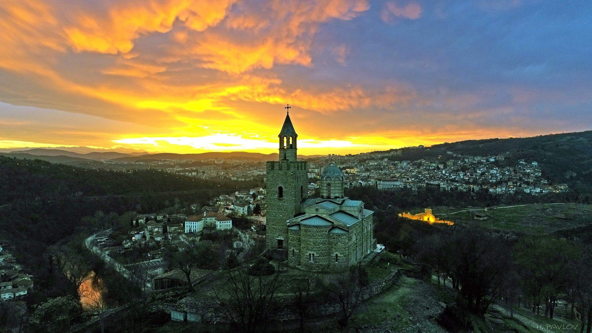 Велико Търново един от най живописните и исторически значими градове в